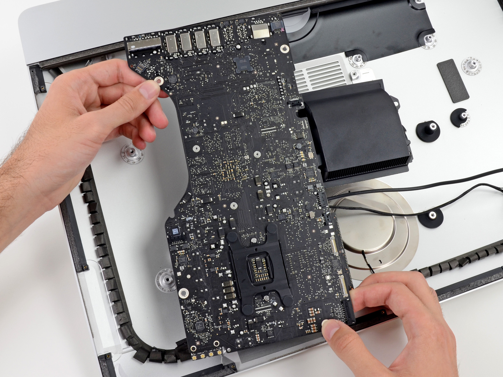 Особенности ремонта iMac Особенности ремонта iMac